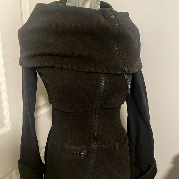 Lululemon Over the Top jacket, size 4 - Picture 2 of 5